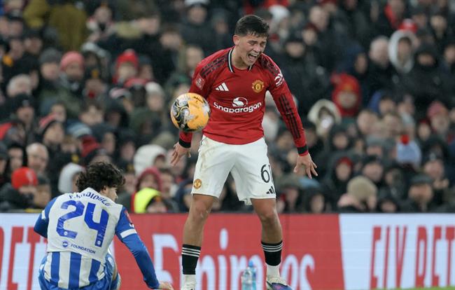 Thần đồng Man Utd hối lỗi sau tấm thẻ đỏ trong trận thua Brighton